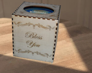 Boite à mouchoirs bois découpé au laser avec gravure personnalisée